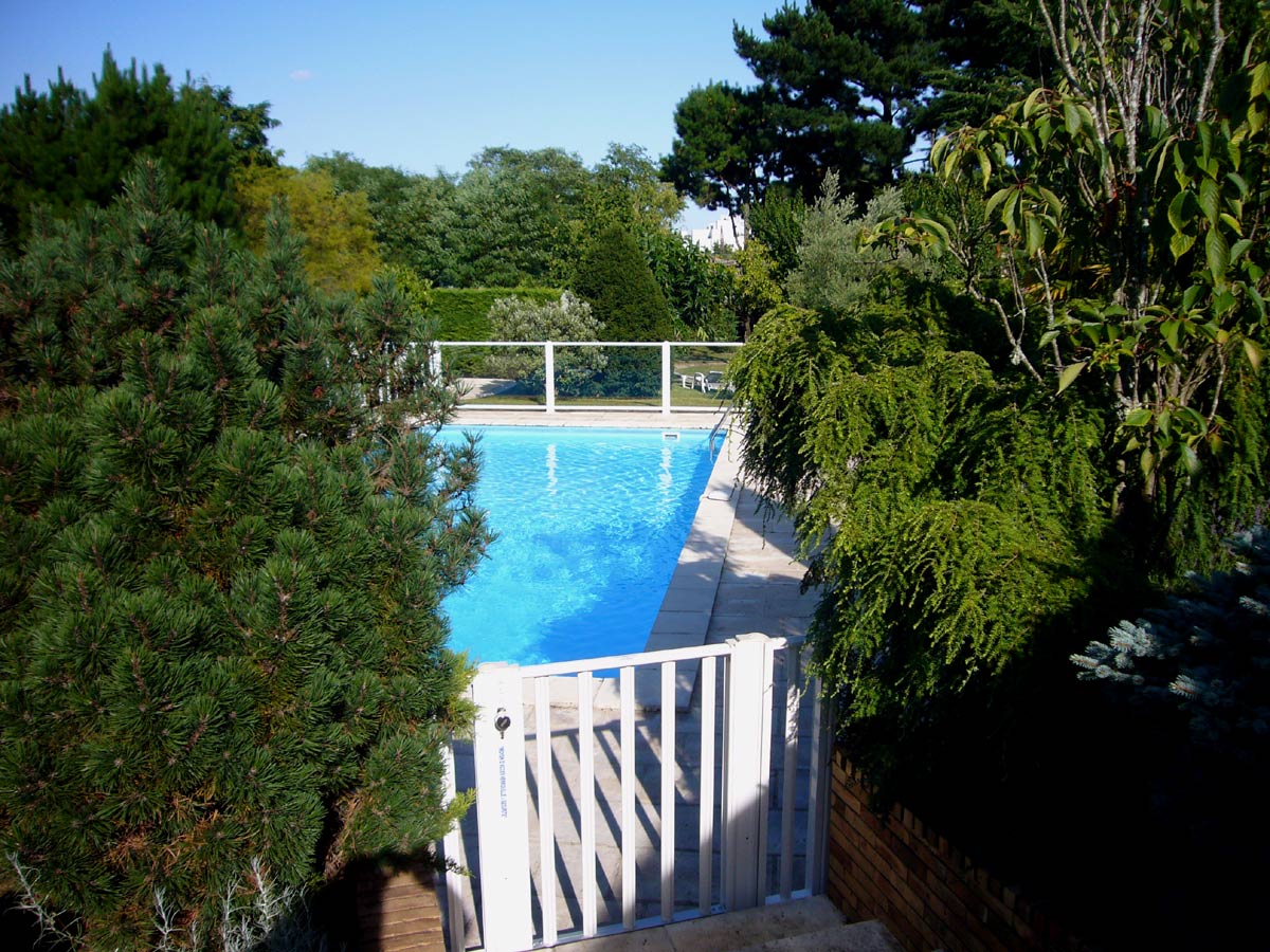portillon de barrire de piscine en structure barreaude aluminium vue de l' extrieur de la cloture de la piscine