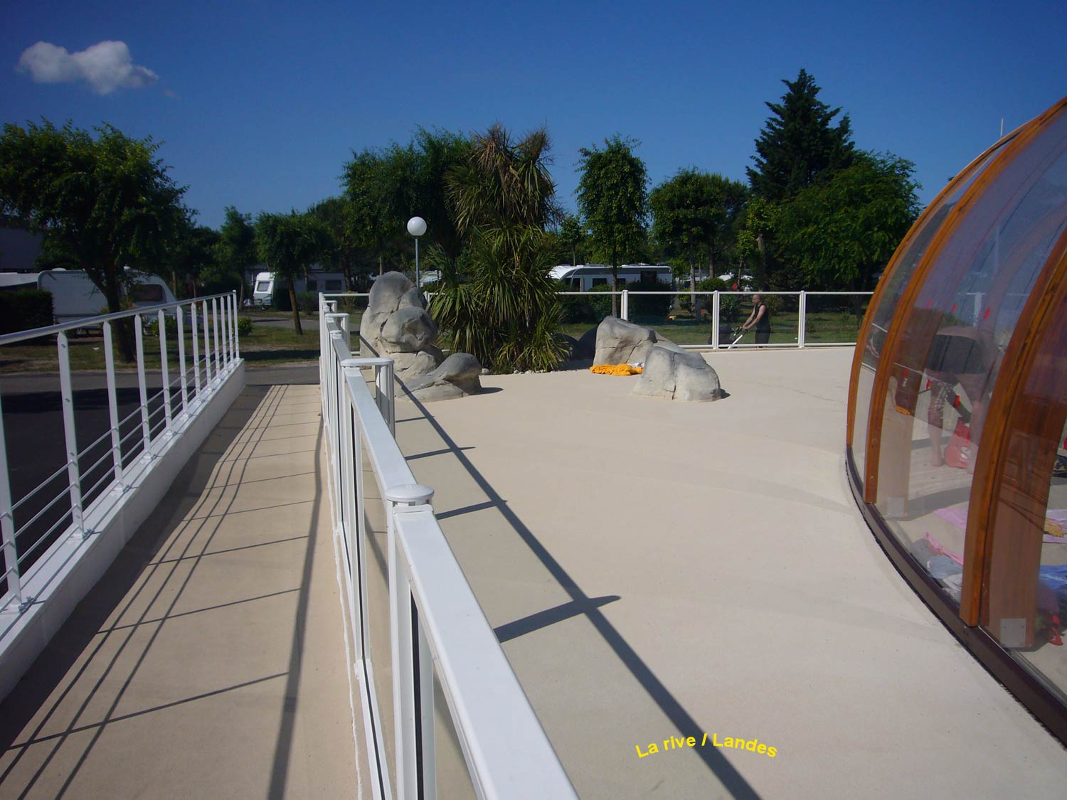 barrière de piscine en verre et barreaux camping la rive  Biscarosse - 40 - clôturant un superbe équipement paysagé avec plusieurs bassins de piscine